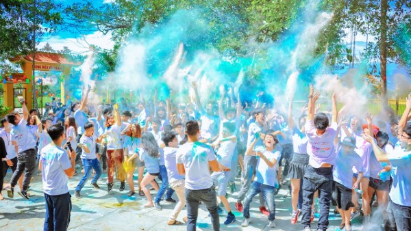 איך מתכננים אירוע השקה שיוצר באזז ומושך קהל כבר מהשנייה הראשונה?